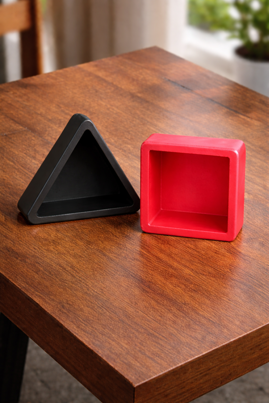 با این جا سیگاری هندسی، به فضای منزل خود زیبایی و کاربردی بودن اضافه کنید. طراحی شیک و مقاوم، ایدهآل برای دکور خانه با رنگ قرمز و مشکی